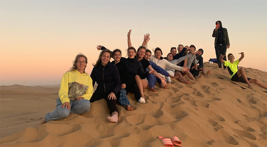 Für die Jugendlichen standen neben dem Livestream gemeinsames Bibellesen und ein Ausflug auf die Dünen der Wüste Namib auf dem Programm. Foto: Rosalie Lägel