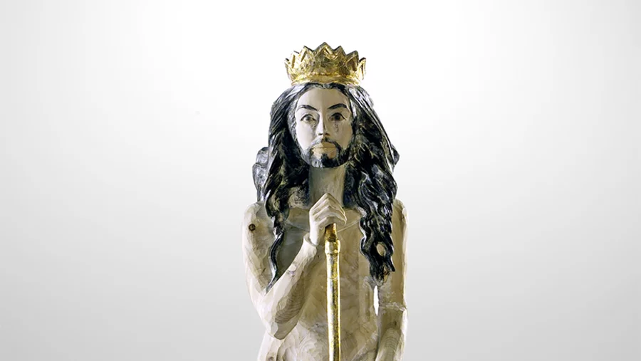 Die Holzskulptur
„Conchita Wurst auf der
Mondsichel“ stellt einen
Travestiekünstler als
Heiligen dar. Foto: Staatliche Museen zu Berlin; Mudeum Europäischer Kulturen/Ute Franz-Scarciglia