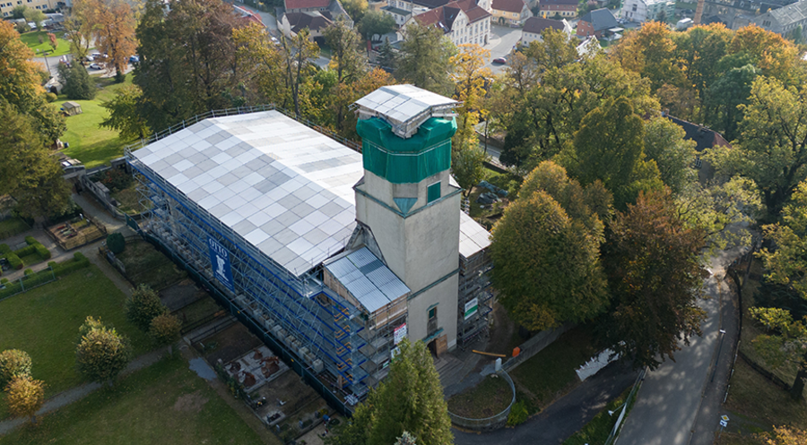 Mit einem Notdach eingedeckt: Die stark beschädigte Stadtkirche Großröhrsdorf. Foto: picture alliance/dpa/Sebastian Kahnert