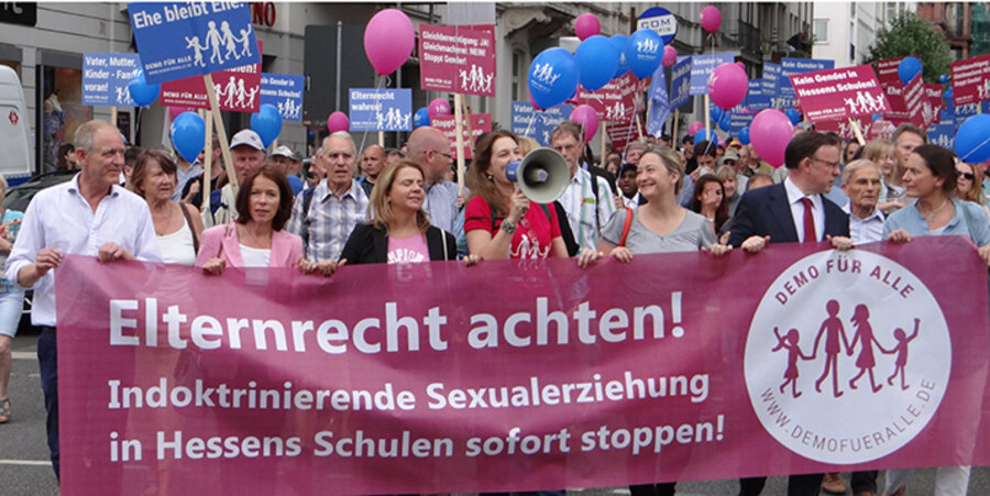 Rund siebenhundert Teilnehmer demonstrierten in Wiesbaden gegen den umstrittenen Lehrplan zur Sexualerziehung. Foto: idea/Rösler