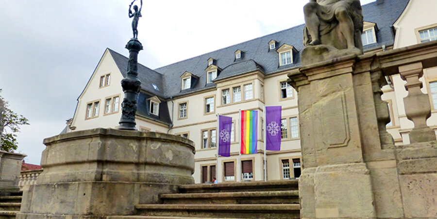Die Regenbogenfahne wehte vor der Kirchenverwaltung in Darmstadt. Foto: EKHN