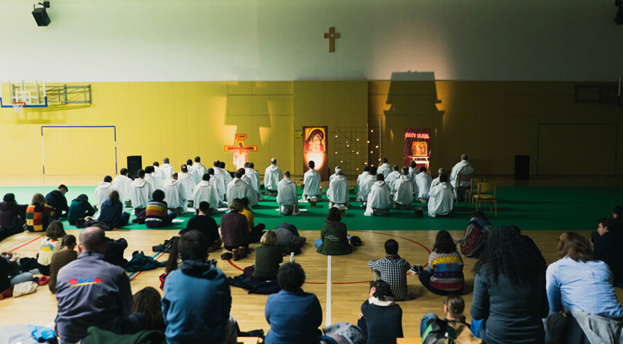 Teilnehmer des Jugendtreffens im Gebet mit den Ordensbrüdern. Foto: Taizé Ljubljana
