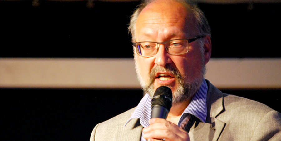 Der Theologe und Journalist Steve Volke beim Freundes- und Familientag zum Thema „Frieden“. Foto: GRZ Krelingen