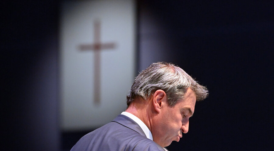 Seit Juni 2018 gilt in Bayern die von Ministerpräsident Markus Söder (CSU) angeregte Anordnung, im Eingangsbereich jeder Landesbehörde ein Kreuz aufzuhängen. Foto: IMAGO/Sven Simon