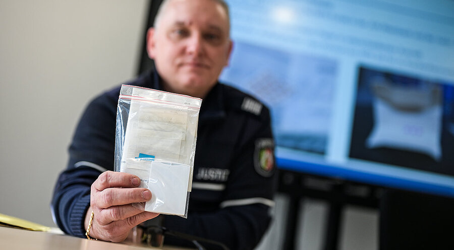 Die sogenannten neuen psychoaktiven Substanzen werden häufig auf Papier in Gefängnisse geschmuggelt. Symbolfoto: imago / Funke Foto Service / Svenjax Hanusch 
