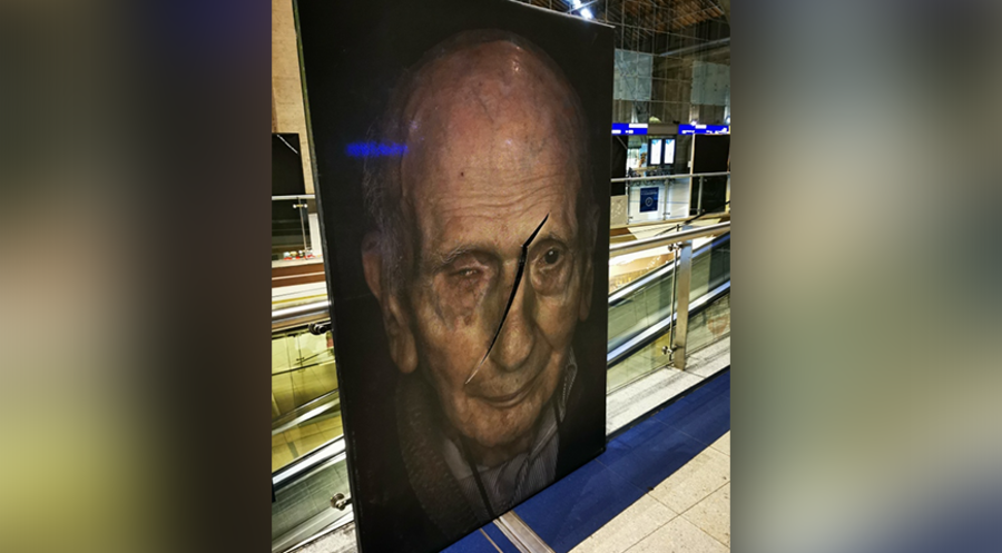 Blick auf ein beschädigtes Porträt aus der Ausstellung „Gegen das Vergessen“. Foto: Luigi Toscano 
