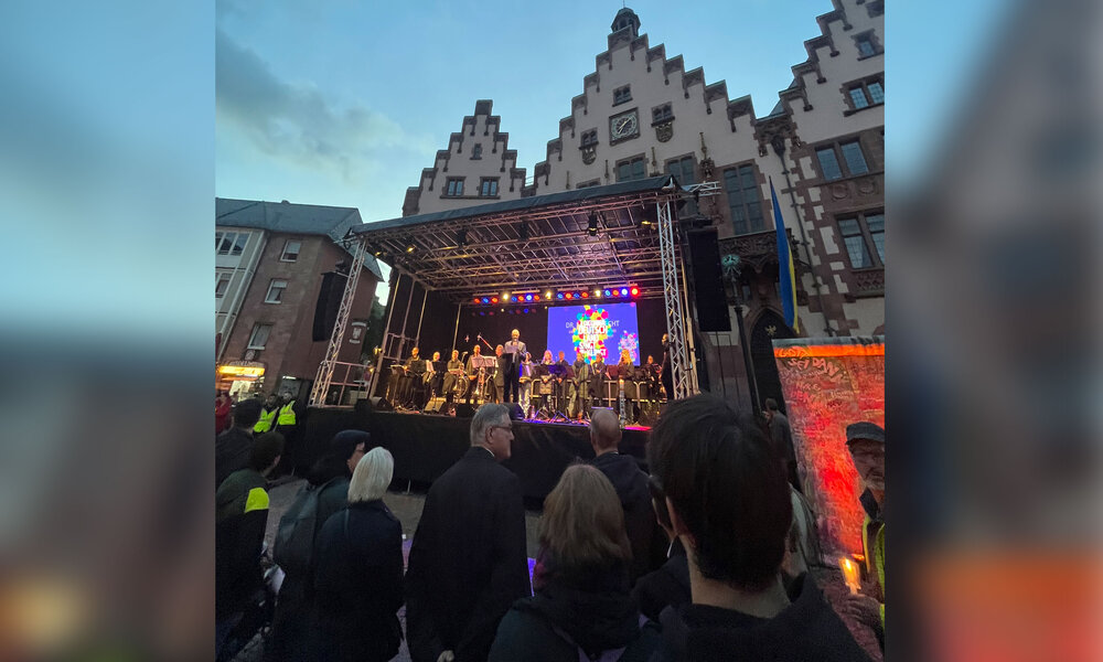 Zahlreiche Menschen versammelten sich auf dem Römer in Frankfurt am Main. Foto: Bernd Oettinghaus
