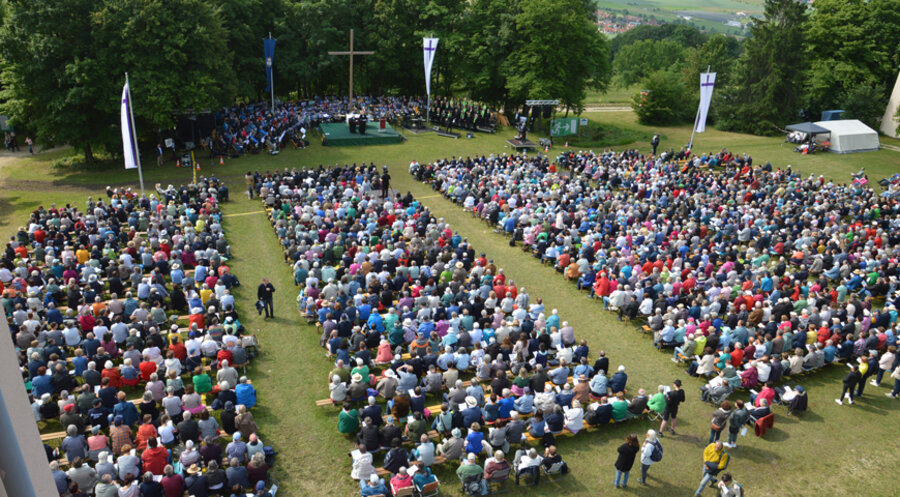 Rund 8.500 Besucher kamen zum diesjährigen Bayerischen Kirchentag auf dem Hesselberg. Foto: Peter Tippl