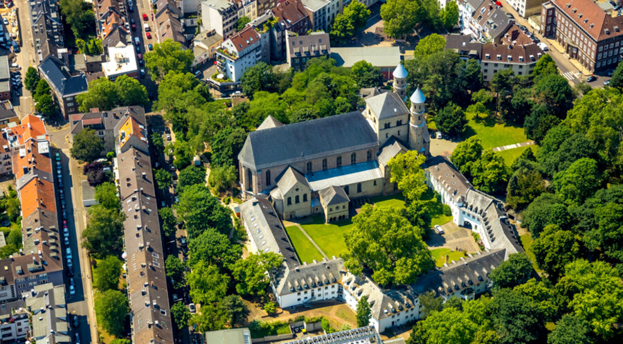 Die katholische Kirche St. Pantaleon im Herzen Kölns wurde beschädigt. Foto: picture alliance / ZB / euroluftbild.de / Hans Blossey