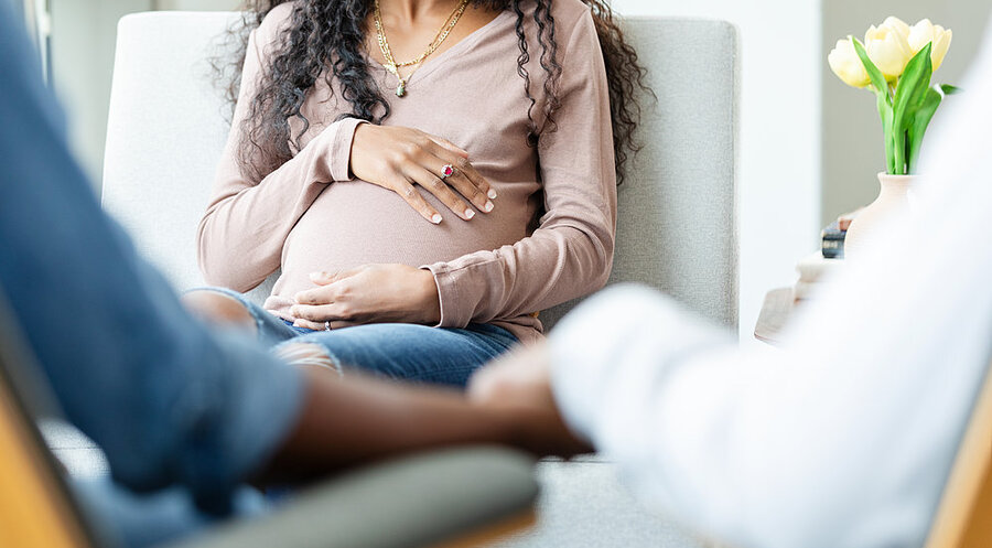 Eine Leihmutter trägt ein Kind für eine andere Person oder Familie aus und übergibt das Kind nach der Geburt an diese. Symbolfoto: iSock/SDI Productions
