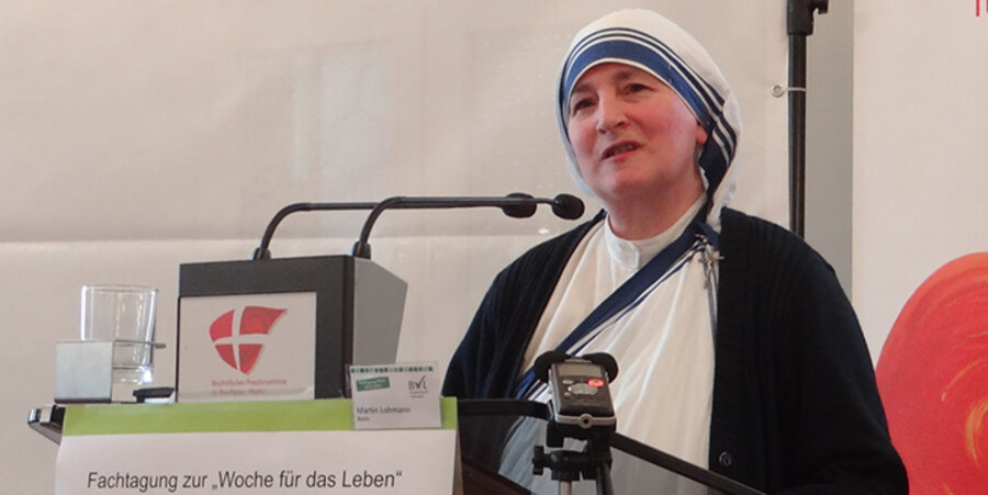 Die Ordensschwester Lumena von den "Missionarinnen der Nächstenliebe" auf einer Tagung zum Auftakt der ökumenischen „Woche für das Leben“. Foto: idea/Rösler