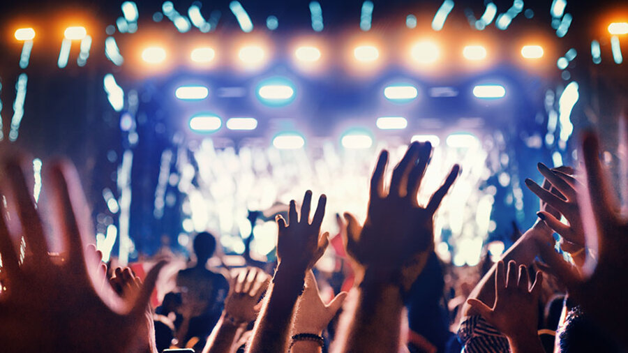 Bei dem Musikfestival fiel ein Schild auf Besucher. 