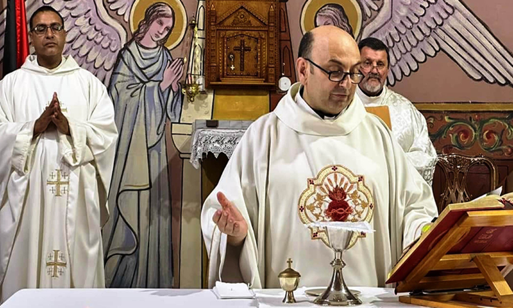 Pater Gabriel Romanelli feiert die heilige Messe in der Pfarrkirche „Heilige Familie“ in Gaza-Stadt. Foto: Kirche in Not