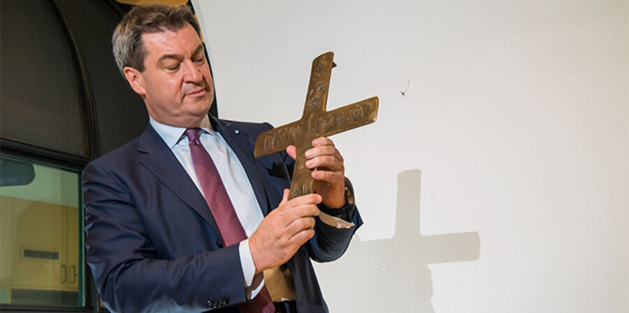 Am 24. April 2018 hängte der bayerische Ministerpräsident Markus Söder (CSU) im Eingangsbereich der bayerischen Staatskanzlei ein Kreuz auf. Foto: picture-alliance/Peter Kneffel