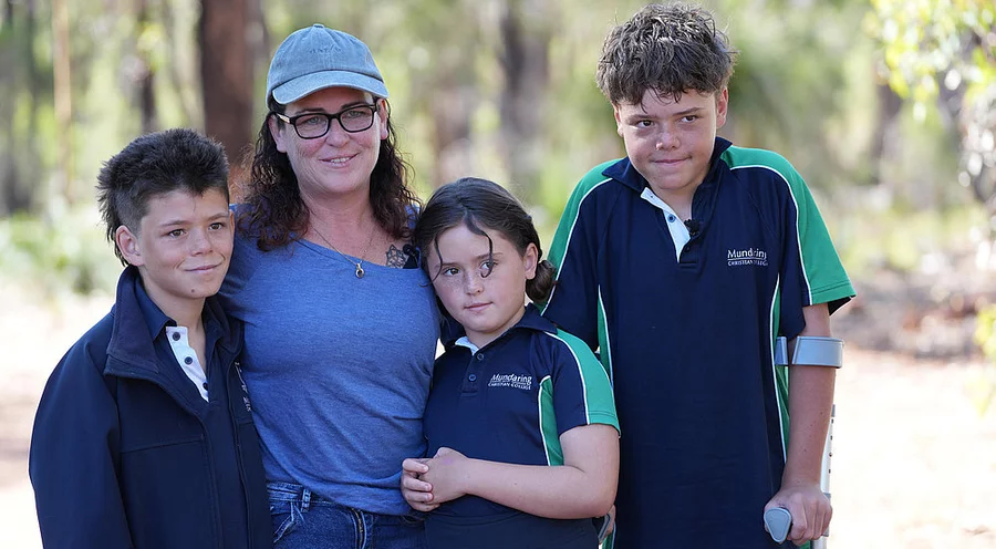 Der 13-jährige Austin Appelbee (r.) rettete seine Mutter Joan, seinen Bruder Beau und seine Schwester Grace. Foto: picture alliance/ASSOCIATED PRESS | Briana Shepherd