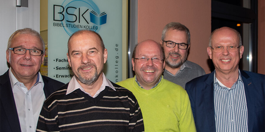 v.l.: Der neue BSK-Direktor Dietrich Mang mit neuem Vorstandvorsitzendem Bernhard Knieß, dem Studienleiter Thomas Richter, dem früheren Direktor Albrecht Wandel und dem Vorstandsmitglied Uwe Wazynski. Foto: BSK Ostfildern