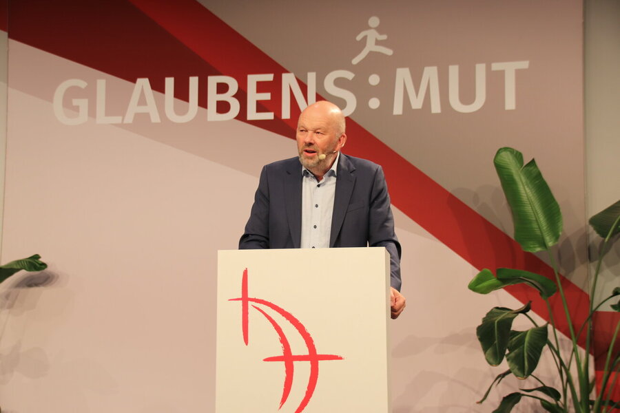 Rektor Volker Gäckle erläuterte bei seinem Vortrag Gründe für den Bedeutungsverlust der Kirchen.