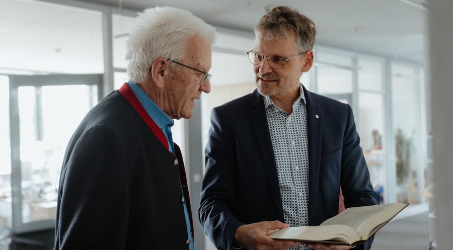v. l.: Der Ministerpräsident des Landes Baden-Württemberg, Winfried Kretschmann, im Gespräch mit dem Generalsekretär der Deutschen Bibelgesellschaft, Christoph Rösel. Foto: Julian Reith