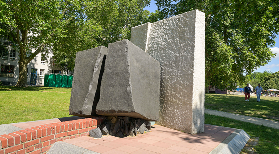 Das „Mahnmal Lindenufer“ erinnert an die zerstörte Spandauer Synagoge und die Opfer der Shoah. Foto: picture alliance/Schoening