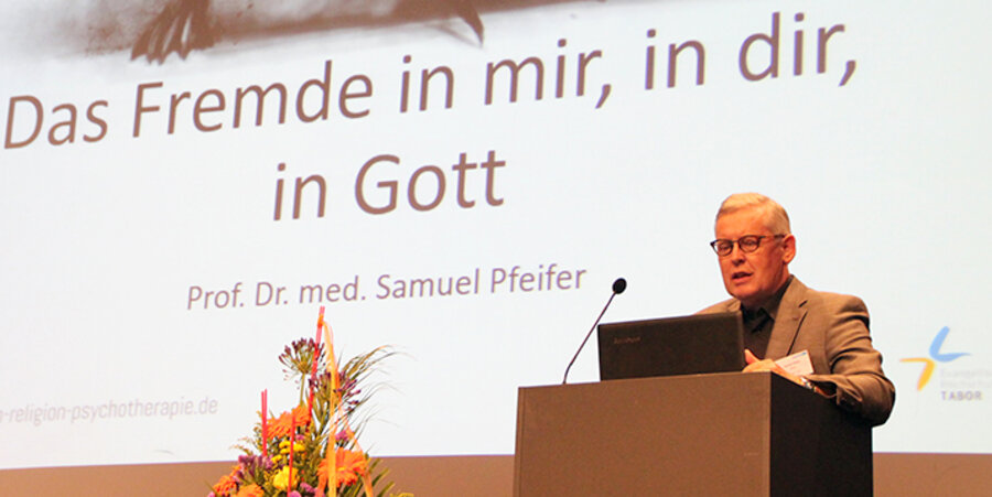 Der Psychotherapeut Prof. Samuel Pfeifer vertrat im Eröffnungsvortrag die Ansicht, dass der Mensch darauf angelegt sei, sich abzugrenzen. Foto: APS