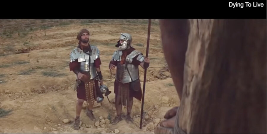 Soldaten fragen den am Kreuz hängenden Jesus, ob er seine Organe spenden will. Screenshot: dyingtolive.de