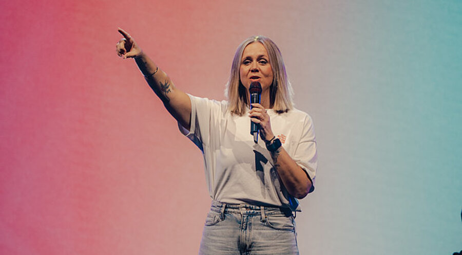 Mia Friesen ist Sängerin und Songwriterin der „Outbreakband“ sowie Pastorin einer Freikirche in Ludwigsburg.  Foto: Outbreakband