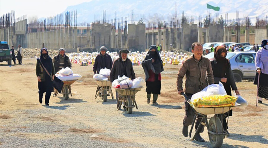 Familien aus dem Kabuler Viertel Dasht-e-Barchi warten im März 2022 auf die Lebensmittelverteilung durch Shelter Now. Foto: Shelter Now