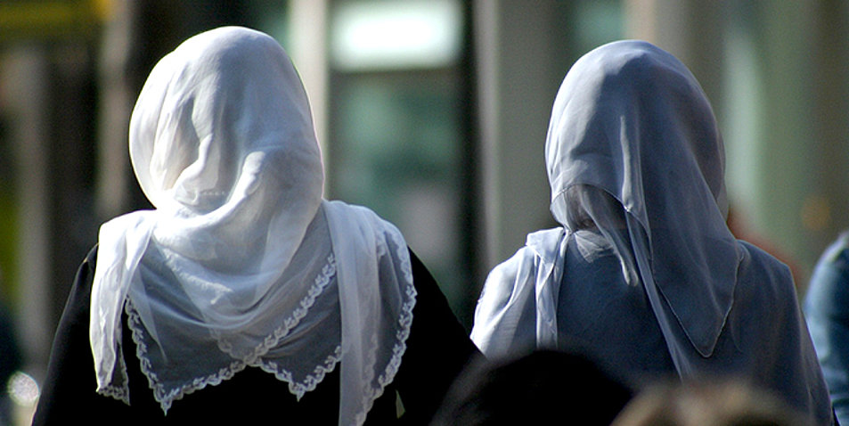 Zwei Frauen mit Kopftuch. Symbolbild: pixabay.com