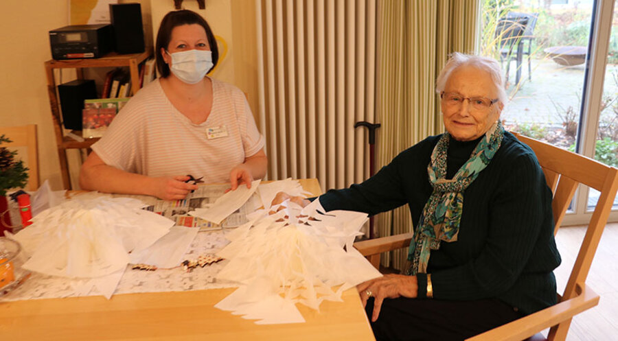 Beim adventlichen Basteln ist Zeit für ein Gespräch: Anni Tiedemann, die seit Oktober im Hospiz lebt, und Pflegerin Katrin Buck. Foto: Martina Albert