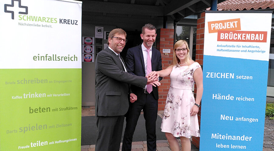 v. l.: Pastor Otfried Junk, der Vorstand des Schwarzen Kreuzes, Helge Bonacker und Christina Tabea Brucker. Foto: Ute Passarge