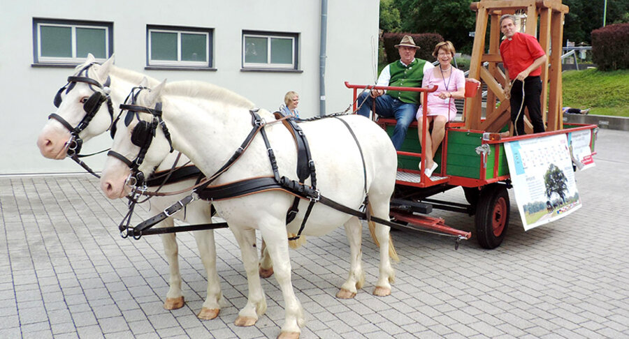 Helmut Kautz (rechts) vor der Stadthalle in Bad Blankenburg. Foto: IDEA/ Daniela Städter