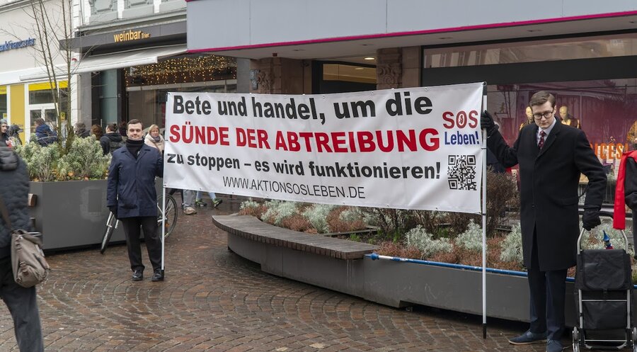 Lebensrechtler bei einer Kundgebung. Foto: aktionsosleben.de