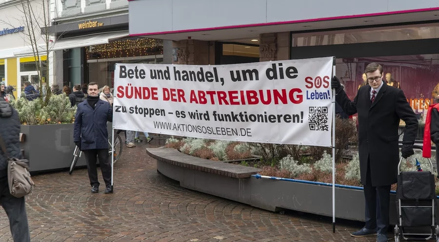 Lebensrechtler bei einer Kundgebung. Foto: aktionsosleben.de