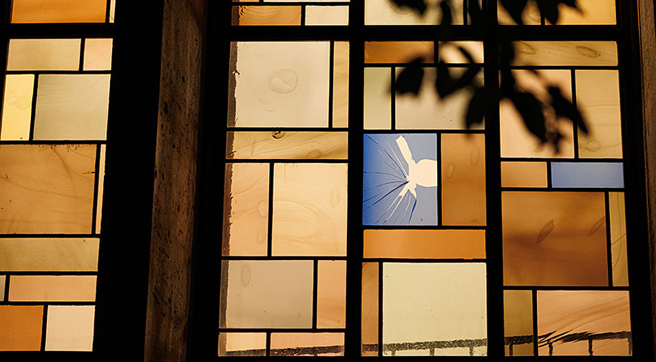 Ein beschädigtes Bleiglasfenster ist von der Außenseite der Synagoge aus zu sehen. Foto: Picture Alliance/Michael Matthey