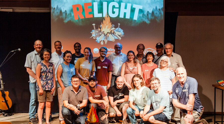 Ehemalige Janz Teamer und TeachBeyonder übergeben die Camparbeit an die Mitarbeiter von Antiochia Teams e.V. Foto: ALLTAG/Knut Burmeister