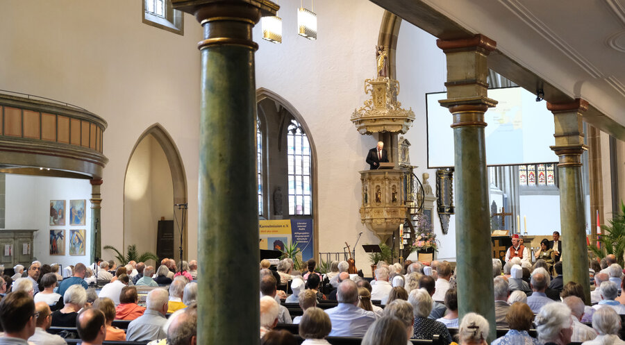 Missionsinspektor Stefano Fehr berichtet über die Situation der Christen in Pakistan und Nigeria beim Jahresfest der Evangelischen Karmelmission in Schorndorf. Foto: Evangelische Karmelmission