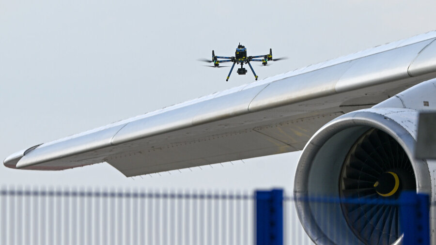 Eine Polizeidrohne am Flughafen Leipzig/Halle. 