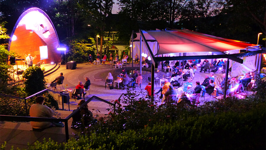 Gottesdienstbesucher beim Hoffnungsfest im Westerwald. Foto: Harald Börner