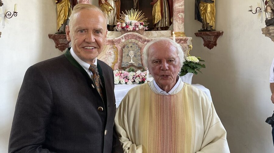 Der Millionär Peter Löw (links) mit dem Diakon Mahr in der Kirche St. Jakobus Major in Starnberg-Landstetten. 