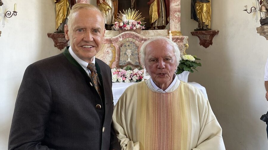 Der Millionär Peter Löw (li.) mit Diakon Manfred Mahr in der Kirche St. Jakobus Major in Starnberg-Landstetten. 