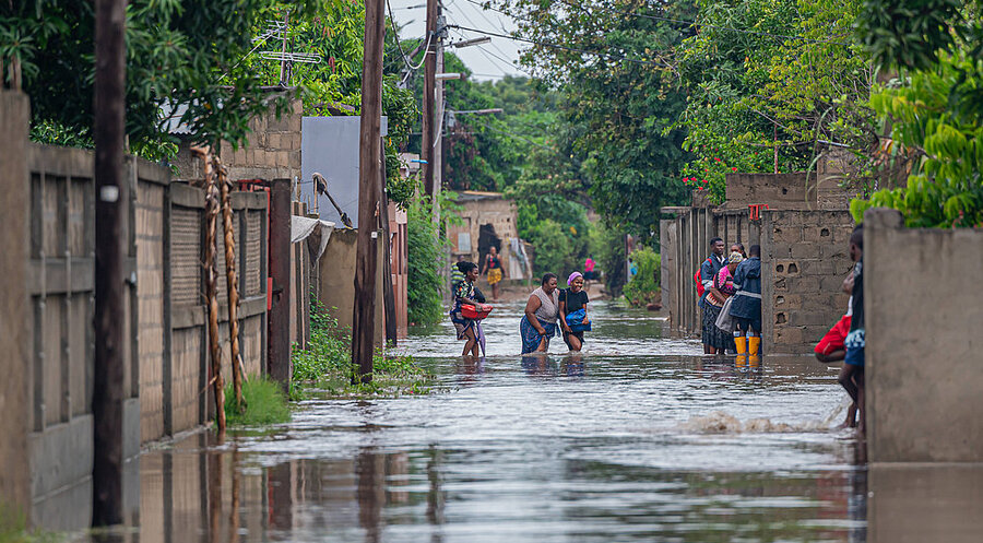 Auch in der Großstadt Matola sind die Straßen überflutet. Foto: IMAGO/Xinhua