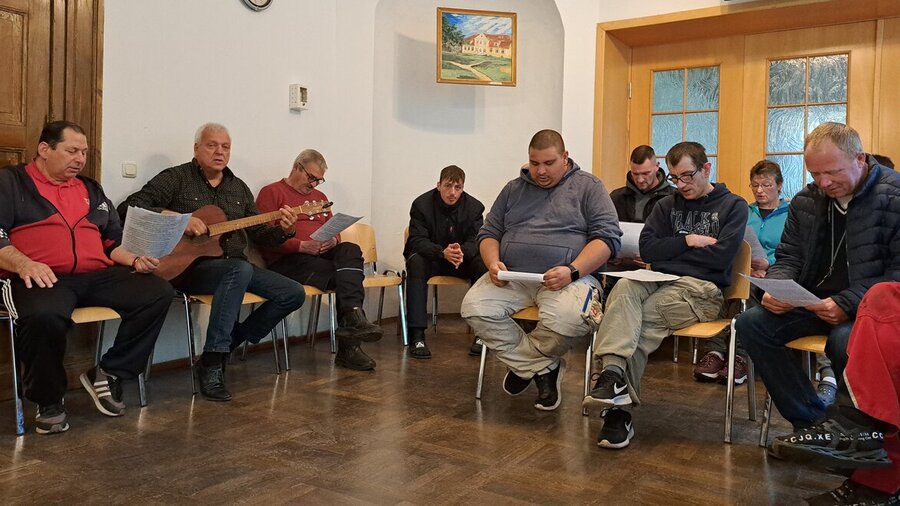 Morgenandacht mit gemeinsamem Singen im Schloss Zahren. 
