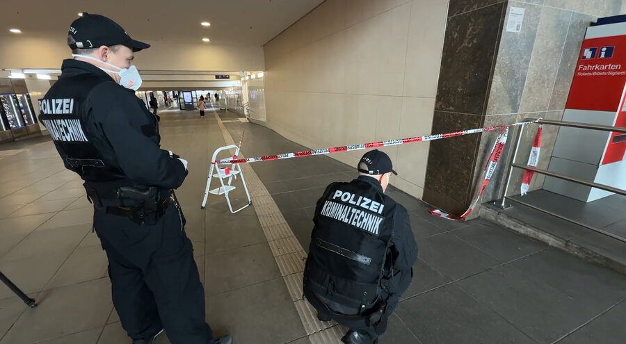 Polizisten sichern Spuren der Messerattacke am Würzburger Bahnhof. Foto: picture alliance/dpa | Michaela Johannsen