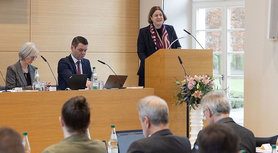 Die Vizepräsidentin der Landeskirche, Katharina Apel, spricht vor der Landessynode. Foto: medio.tv/schauderna