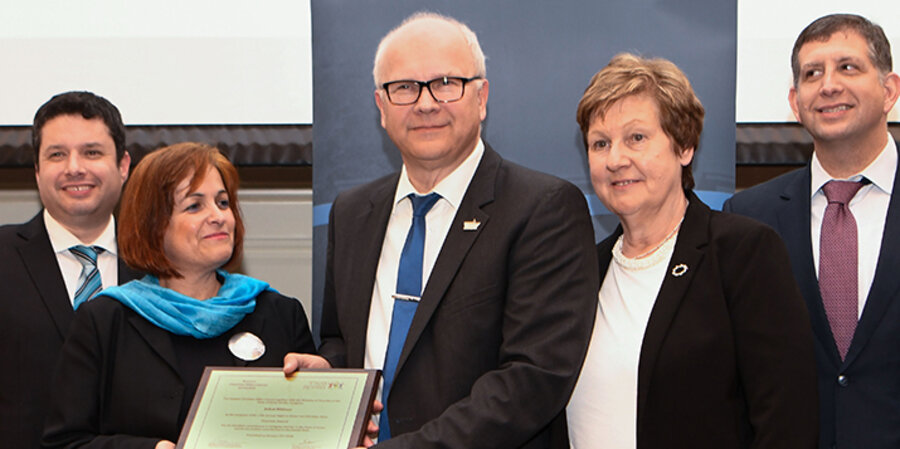 Noga Sher-Greco (2.v.l.), Direktorin im israelischen Tourismusministerium, übergibt den „Tourism Award“ an Jobst Bittner (Mitte) und seine Frau Charlotte (2.v.r.). Foto: Avi Hayun