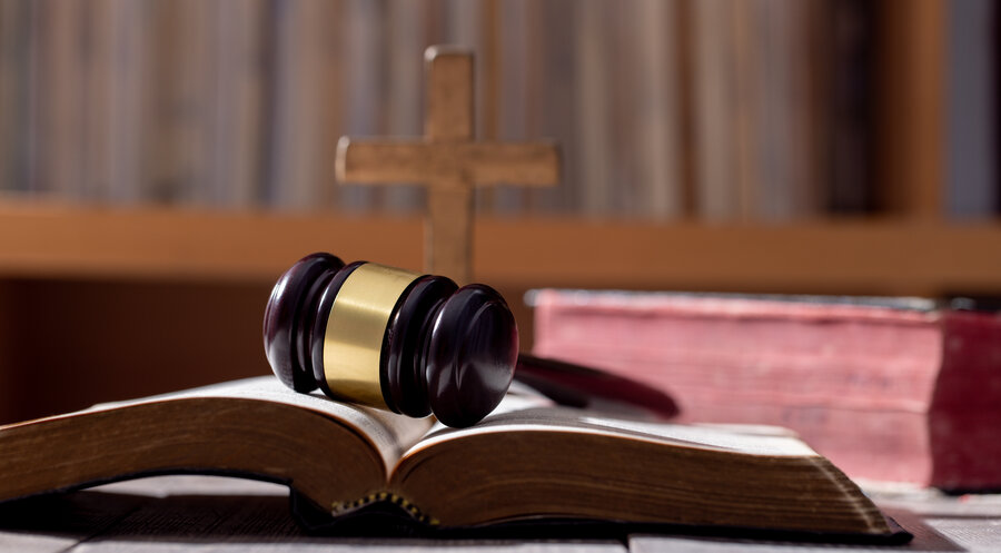 Christliches Menschenbild bildet „wichtigen geistesgeschichtlichen Hintergrund insbesondere des Grundgesetzes“. Symbolfoto: iSstock/Thai Noipho