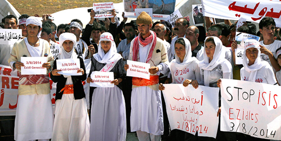 Jesiden erinnern in Dohuk/Nordirak an ihre brutale Vertreibung vor einem Jahr durch Kämpfer der Terrororganisation „Islamischer Staat“. Foto: picture-alliance/AP Photo