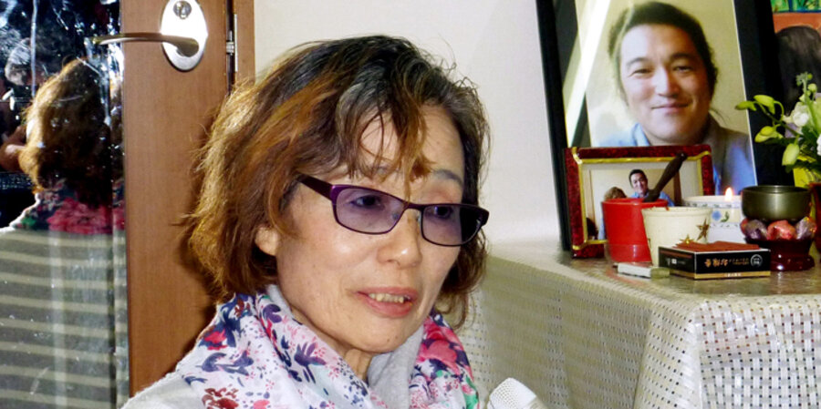Junko Ishido, die Mutter des ermordeten Journalisten und Christen Kenji Goto (Bild mit Trauerflor). Foto: picture-alliance/dpa