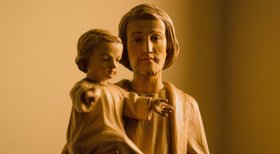 Eine Holzfigur stellt Jesus und Josef dar. Symbolfoto: unsplash.com