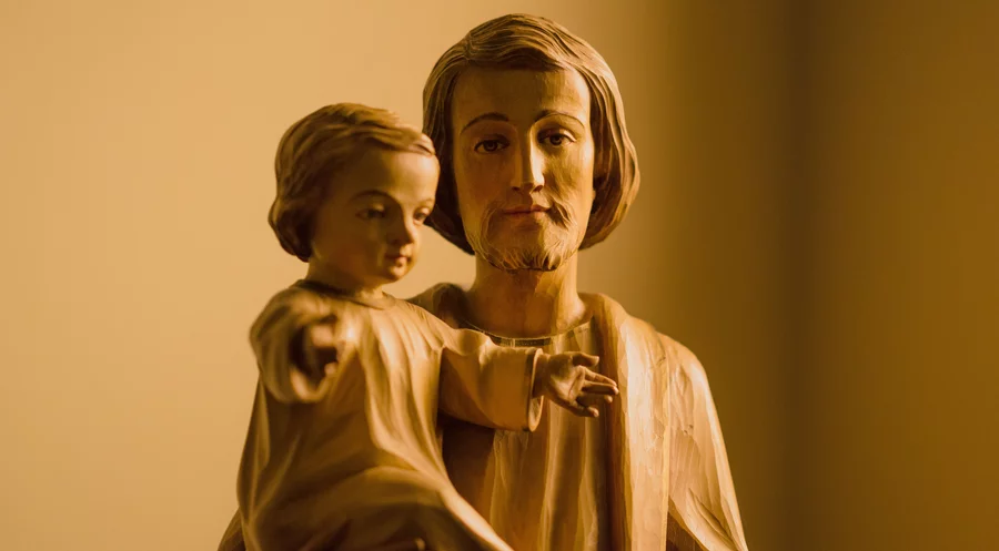Eine Holzfigur stellt Jesus und Josef dar. Symbolfoto: unsplash.com